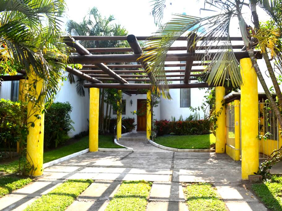 2 parking spaces and extra parking on visitors parking area. / 2 parqueos y parqueo extra en el área de visitas.