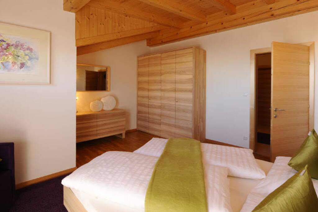 Fühlen sie sich wohl in einem unserer Zimmer mit hochwertigen Vollholzmöbeln.