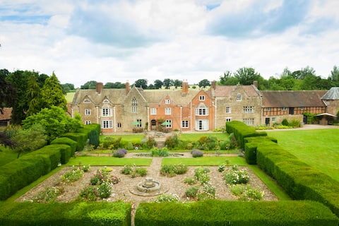 Broadfield: A luxury country house for up to 24+7