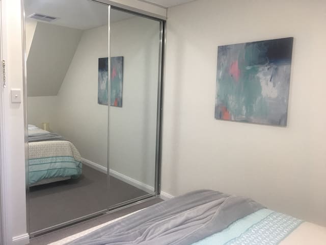 Cute cosy and immaculate WITH PRIVATE BATHROOM