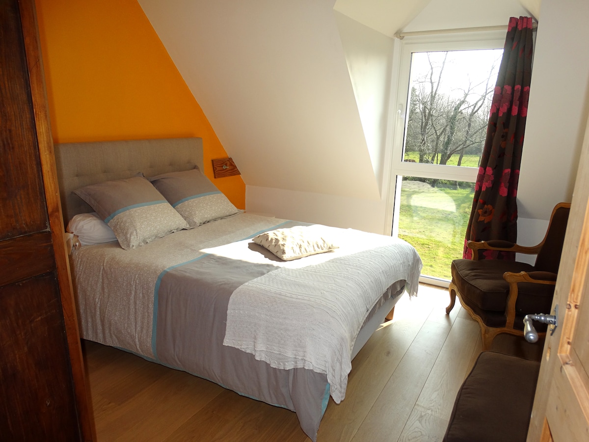 Een lichte kamer die de tuin op de vloer binnenlaat