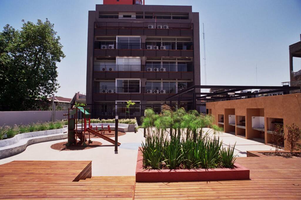 Edificio desde el patio/jardin interno