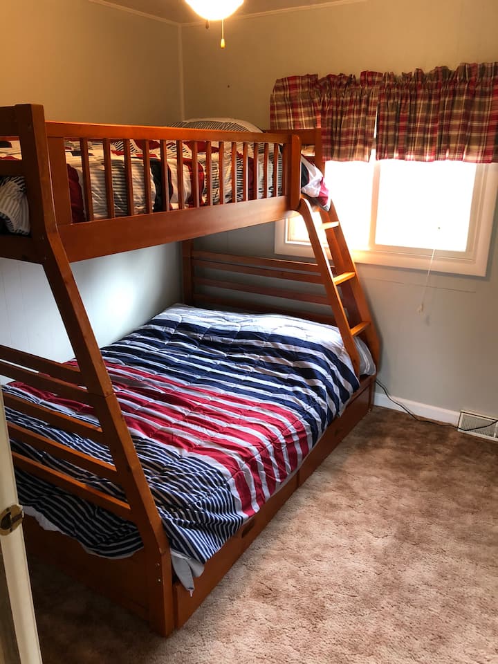 Spálňa tri - manželská posteľ na spodnej strane, dvojposteľ v hornej časti