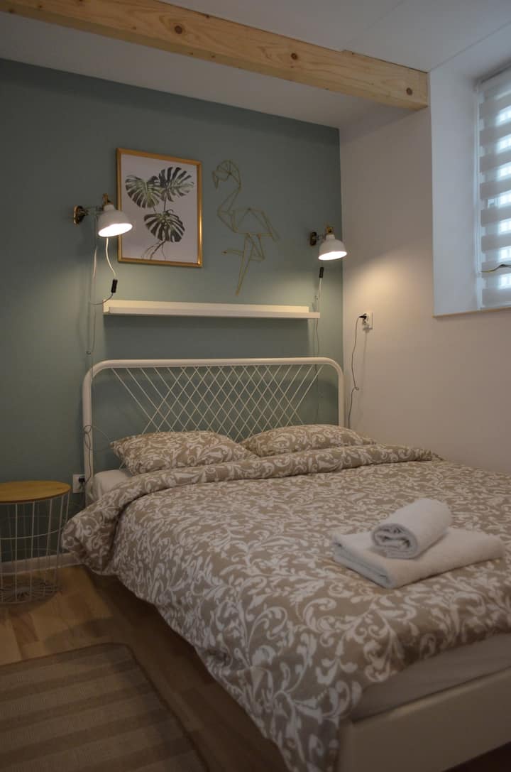 חדר שינה עם מיטה זוגית 140x200