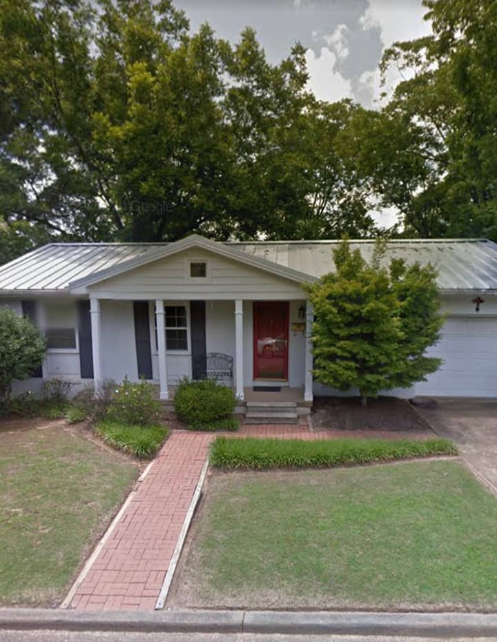 Lounging off S Lamar 0.5 mile walk to square Houses for Rent in