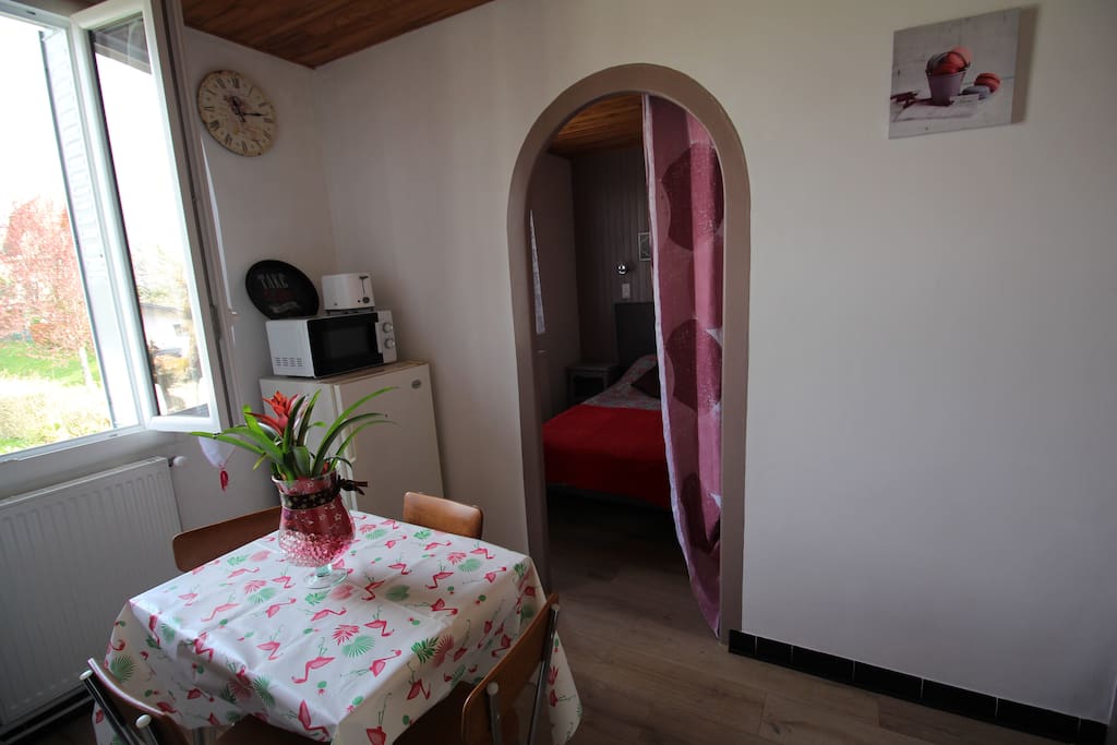 Cuisine avec vue sur la chambre. Rideau entre les deux pièces.