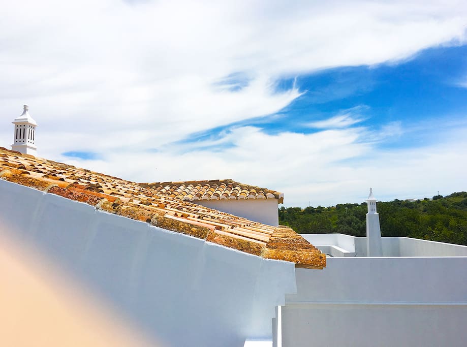 Grande terrasse en rooftop et un toit de tuiles traditionnelles de l'Algarve de l'Est.