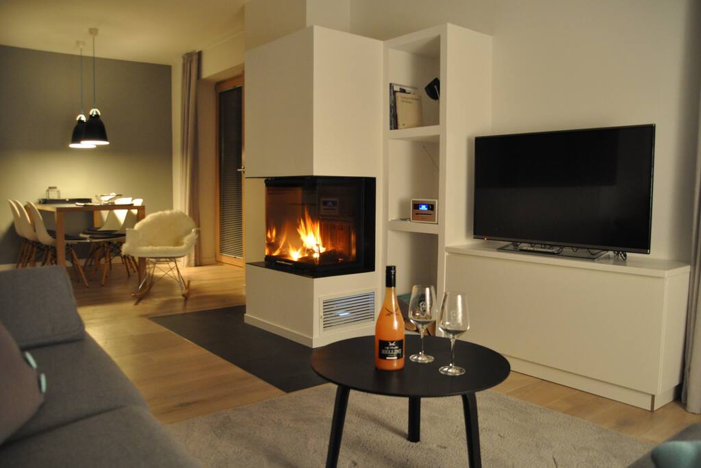 brennender Kamin im Wohn-/Essbereich
