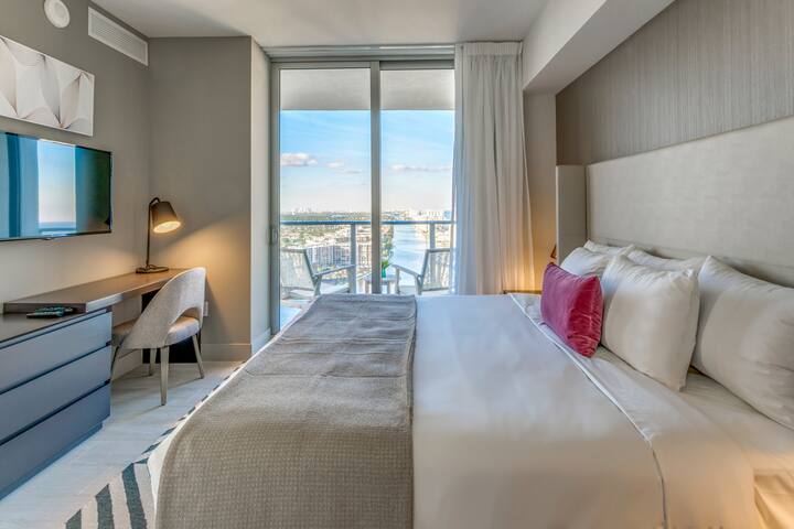 Luxury CornerCondo @Hyde GreatWaterViews +22Floor gallery image 5