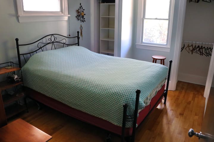 Udoban bračni krevet (160x200) s mnogo prostora u ormaru.