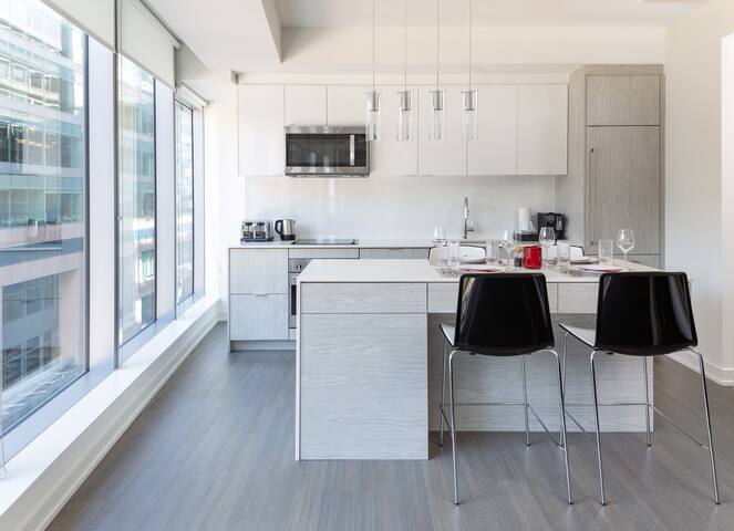 Luxury Two Bedroom Suite ★ Steps from Parliament ★ gallery image 4