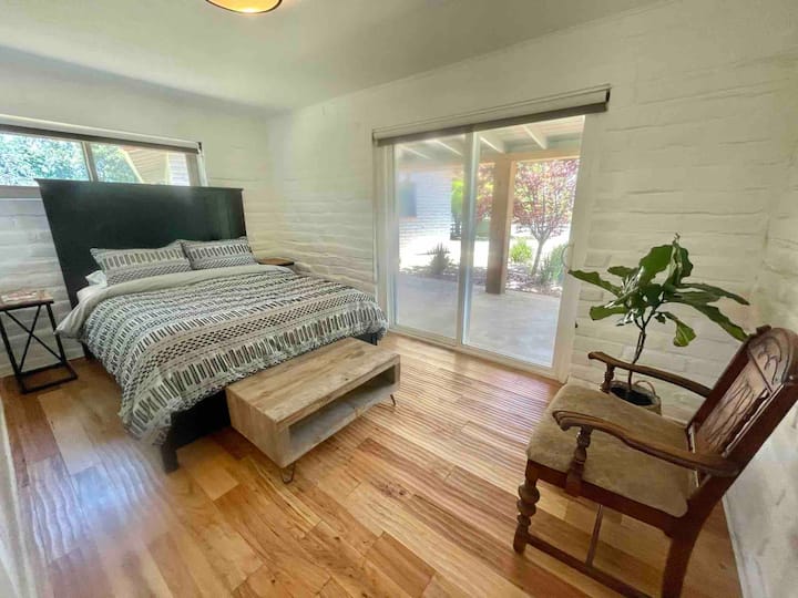 Cama tamaño queen con puerta corrediza privada de acceso a la terraza con asientos justo afuera de tu puerta.