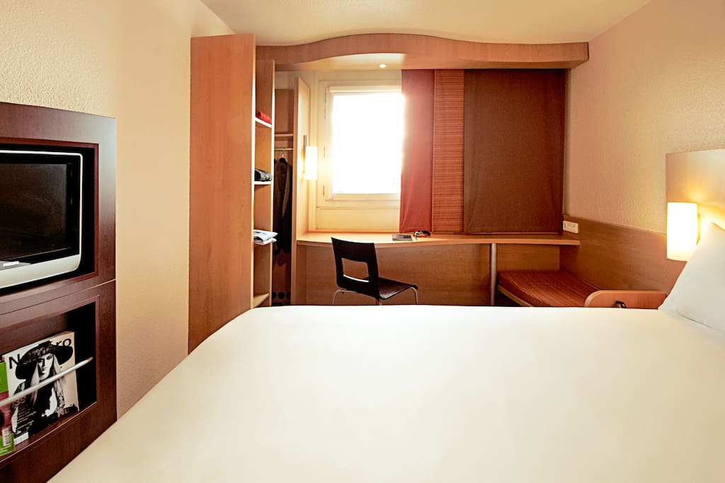 Equipée de la nouvelle literie "Sweet Bed by ibis", la nouvelle chambre ibis vous offre un confort absolu : Lit de grande taille, bureau, internet, parquet, écran plat LCD avec les plus grandes chaines et une salle de bain.