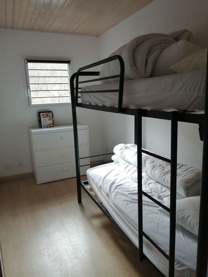 Detská spálňa s poschodovými posteľami s rozmermi 90 x 190