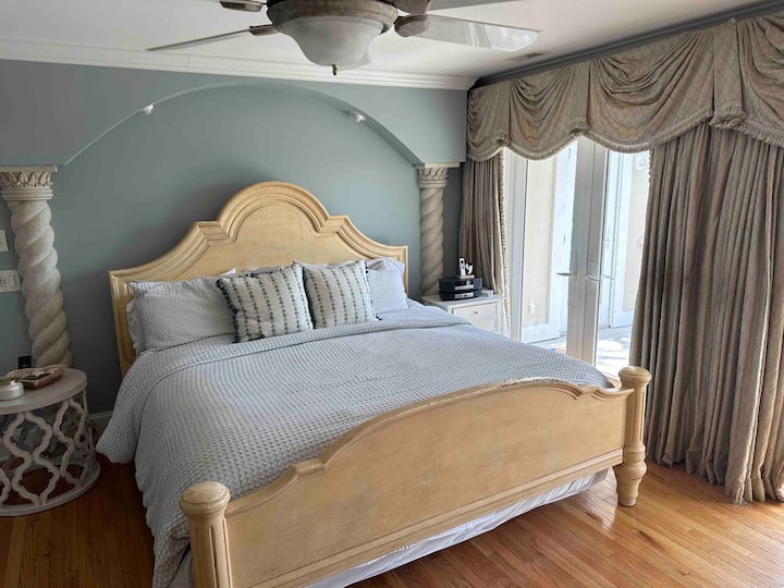 Майстор на горния етаж с балкон с изглед към Атлантическия океан!
Легло тип Кинг