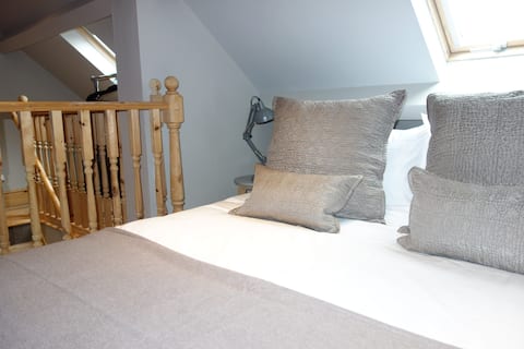 Mistletoe Loft- contemporary stylish accommodation