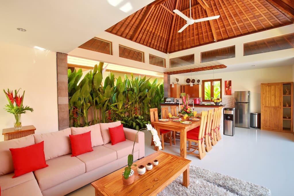 big open Living Room overlooking the swimmingpool