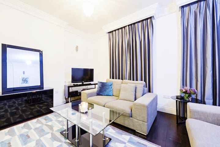 Comfortable Two Bedroom Apartment In Knightsbridge
