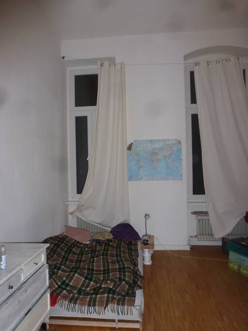 Bett und Kommode im Zimmer, bed and chest of drawers in the room