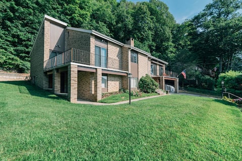 Successful Airbnb property: The Grande: hike, wineries, lake & mountain views! in Poughkeepsie / Newburgh