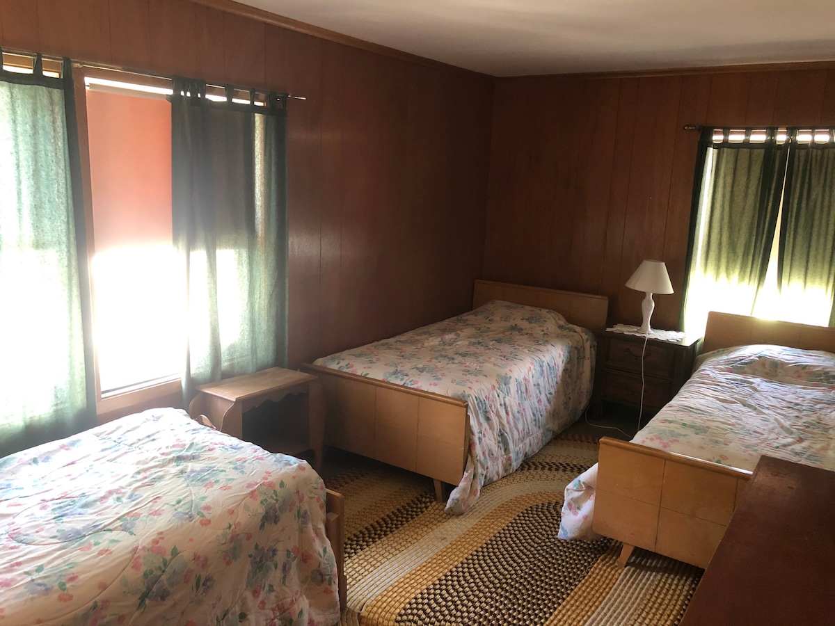 ห้องนอน 4/6: เตียงเดี่ยวสามเตียง