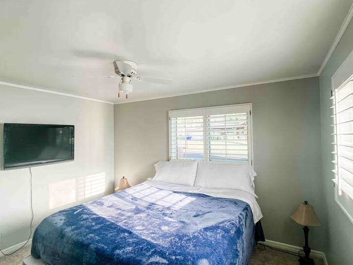 Spálňa s manželskou posteľou s televízorom a vlastnou kúpeľňou. (Odkladacie stolíky budú tento týždeň!)