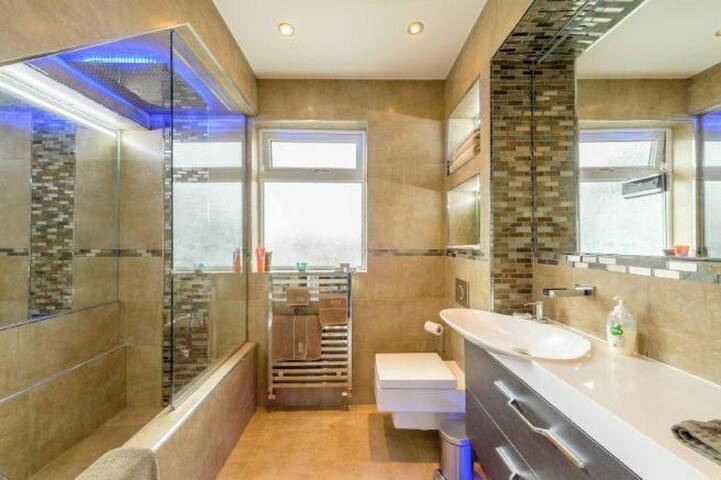 Luxury House in Pinner, 30 min to Central London. gallery image 3