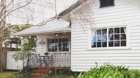 Top Airbnb: Artist's Summer House in Rosebud