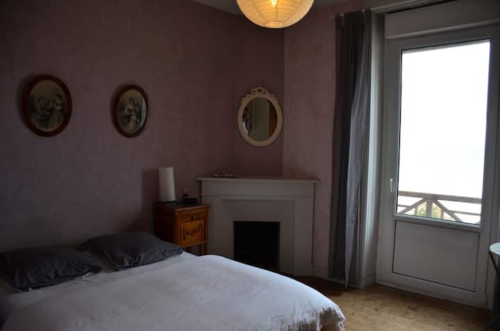 dhomë gjumi dopio me pamje nga deti me ballkon