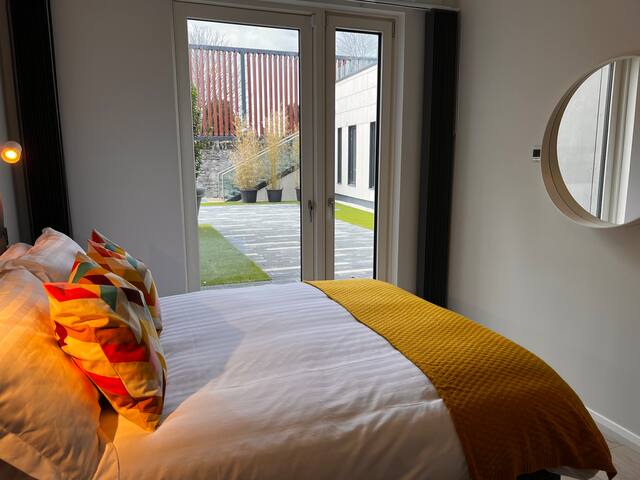 Modern Courtyard Apartment gallery image 2