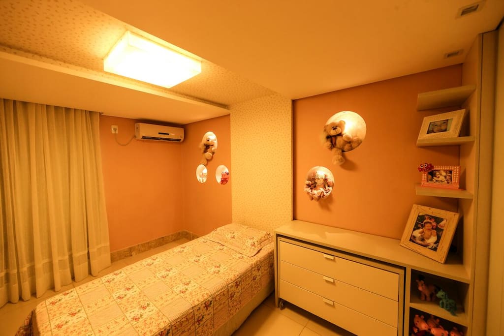Quarto com 1 bicama (acomoda 3 pessoas, pois o colchão é solteirão e pode ser retirado da cama que tem um leve acolchoamento, além da cama auxiliar embutida), armários e iluminação de Led, ar condicionado, cortina e TV.