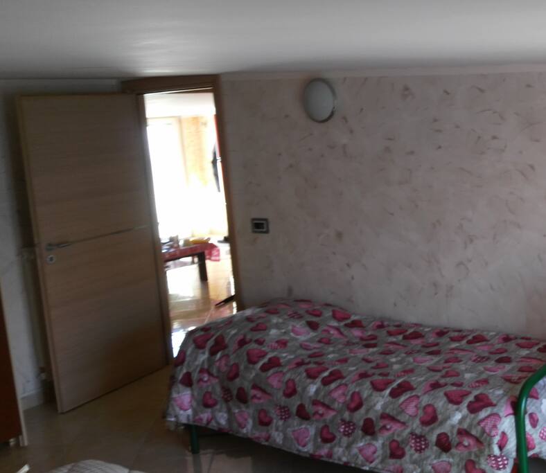 Camera da letto con balconcino (letto2)