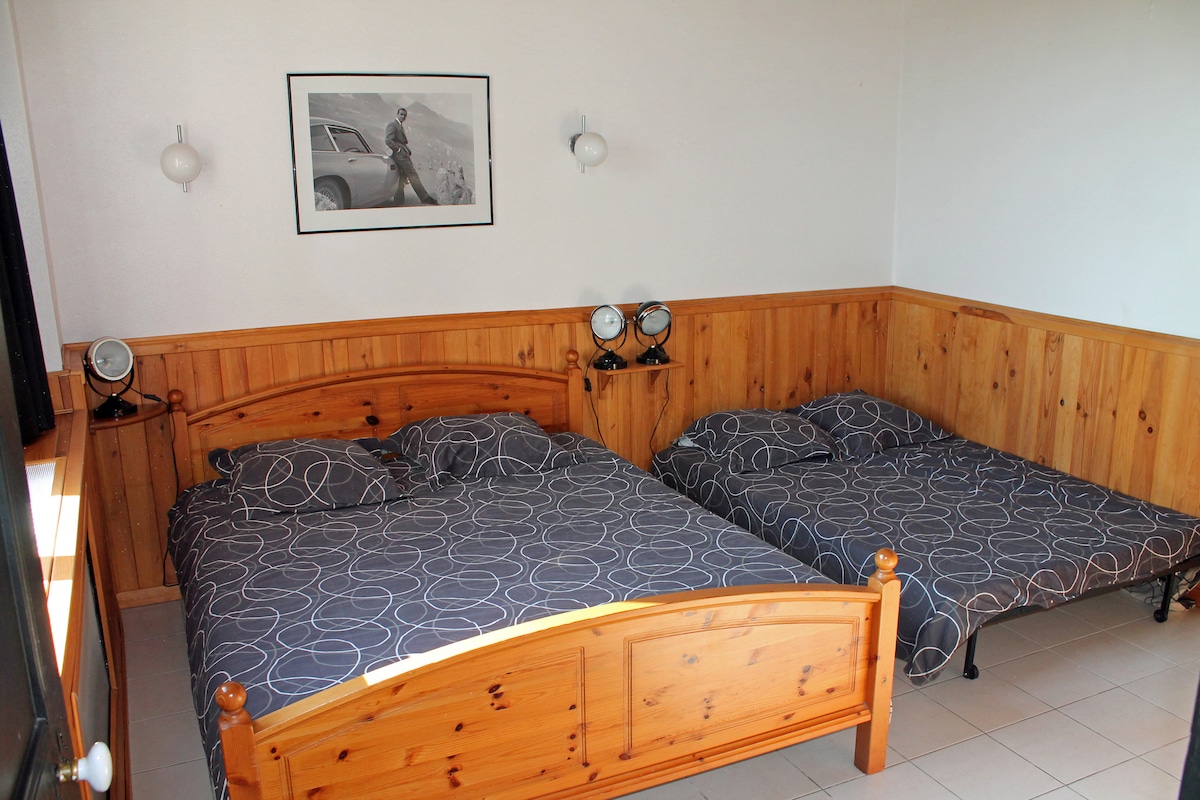 Спалня 4 души, състояща се от ЛЕГЛО 160 X 200 и разгънат BZ 140 X 200