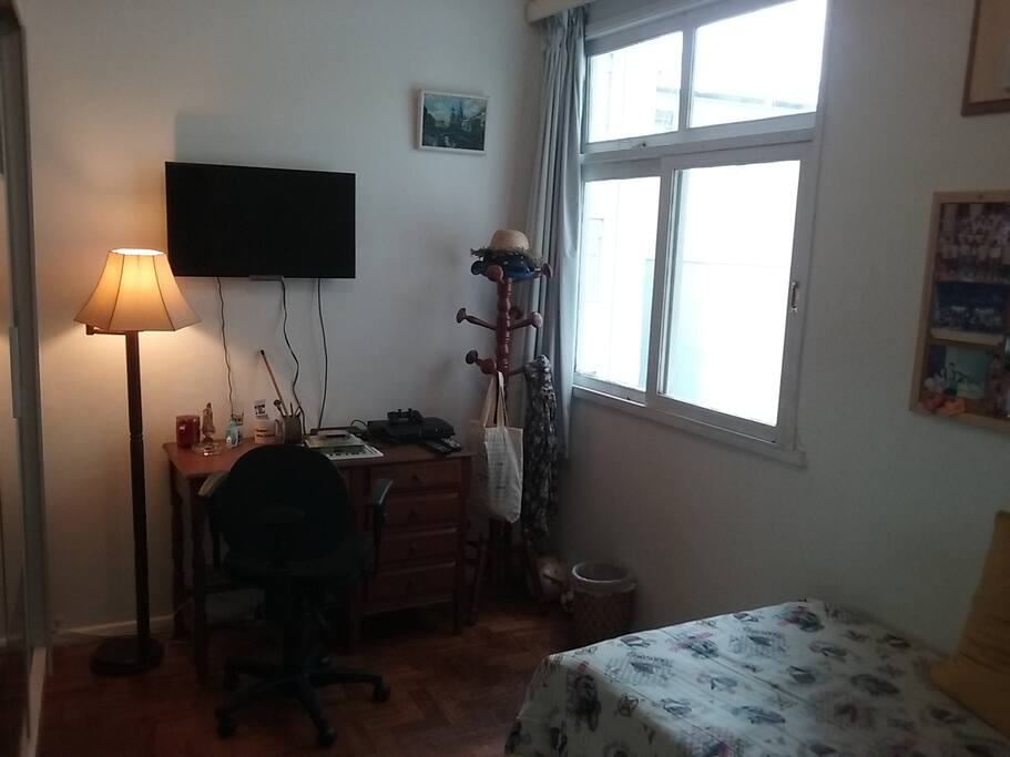 Quarto de hóspedes: visão de TV e janela