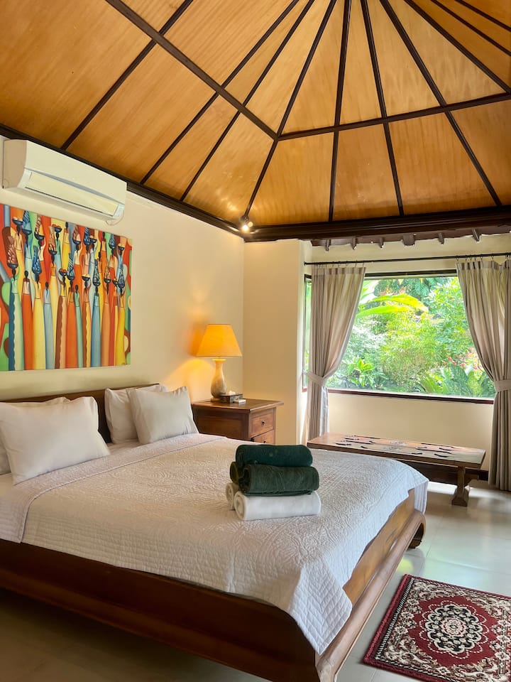 חדר שינה בבית עם בריכה