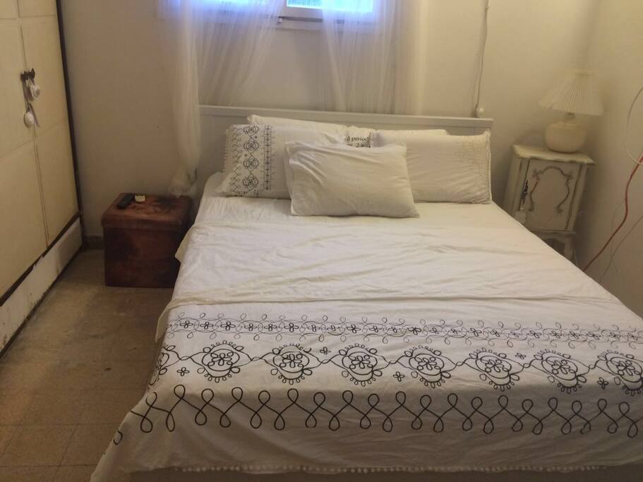 Great sIze bedroom. Super light and new match. Flat screen tv.