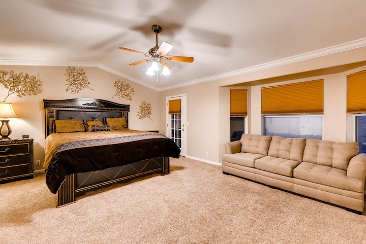 חדר שינה ראשי עם מיטת קינג סייז וספה קווין סייז (קומה 2)