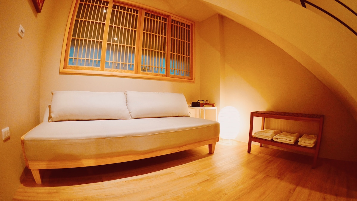 ספה נפתחת בקומה השנייה