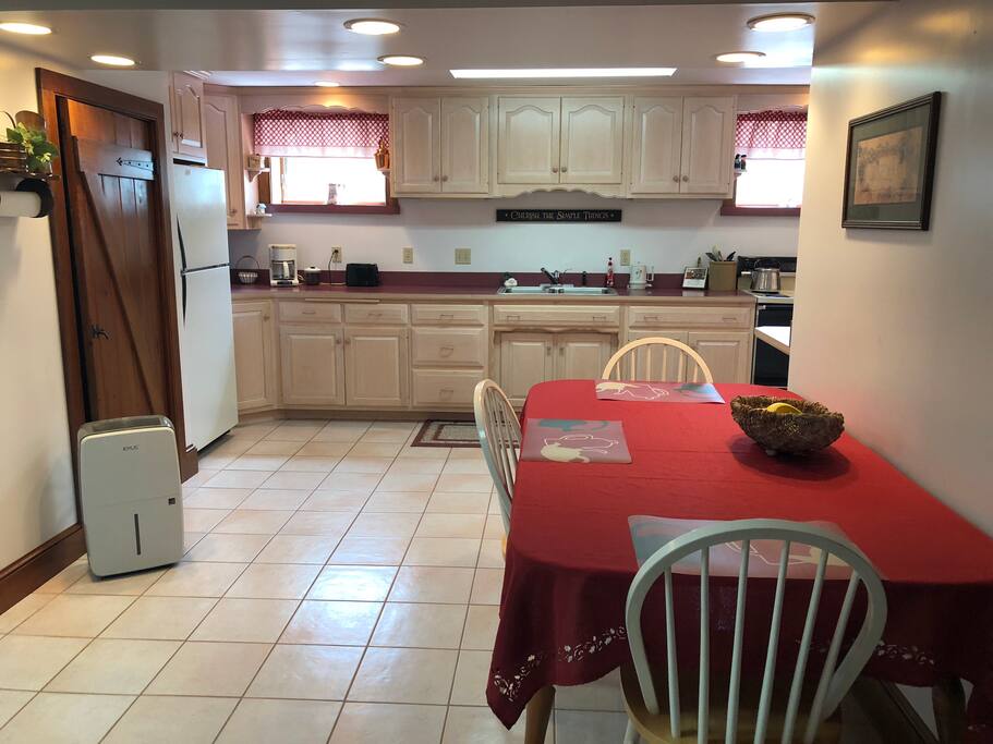 Kitchen & Dining