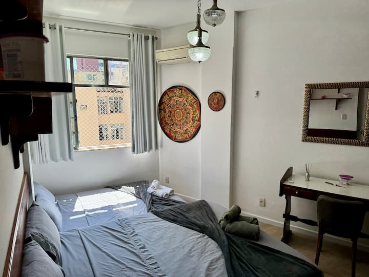 Kamer suite met gedeelde airconditioning, bureau voor werk, conventionele of professionele stoel.