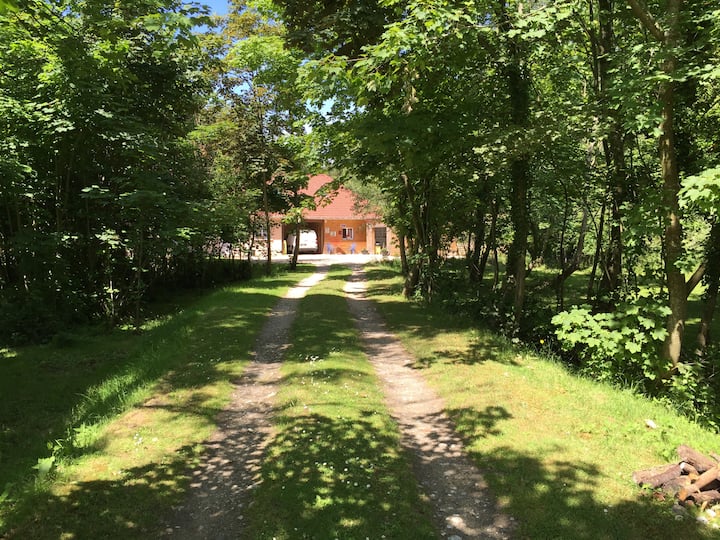 rotes Schlafzimmer 1 - Airbnb