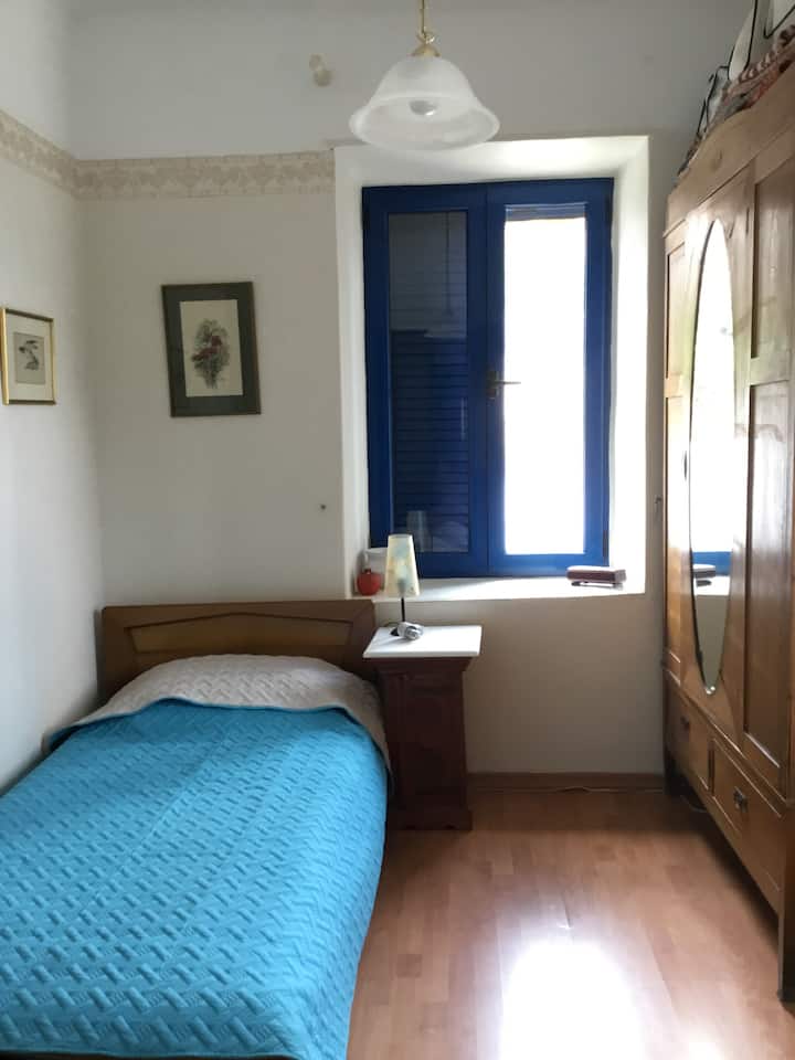 ห้องนอน 3 พร้อมเตียงเดี่ยว 1 หลัง