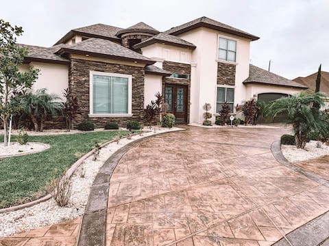 Luxury Spacious Pool Home McAllen, TX *4 Master BR