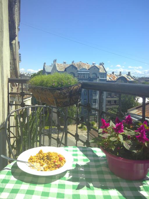 Breakfast in the morning, a coffee in the afternoon, a glass of wine in the evening. The balcony is small, but cosy.
