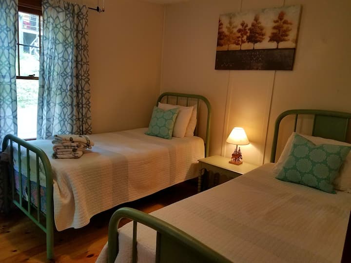 Втора спалня с две единични легла