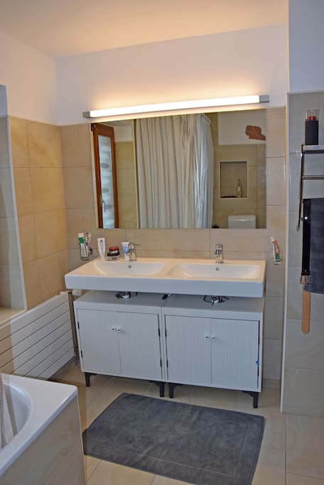 grosses Badezimmer, 1. OG
