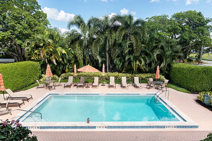 Pierre Club 14 - Updated Tropical Condo, Best Location In Olde Naples! - Naples, FL