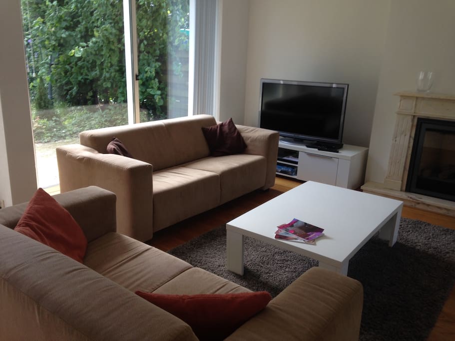 Living room with the TV in the back