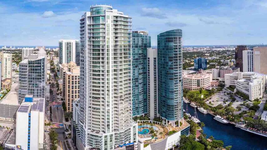 Posh Las Olas River Suite + Yacht gallery image 4