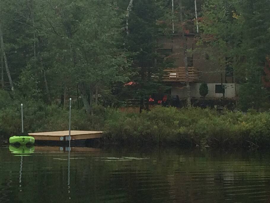 VUE DU LAC AVEC QUAIE PRIVÉ ET PEDALO AINSI QUE KAYAK